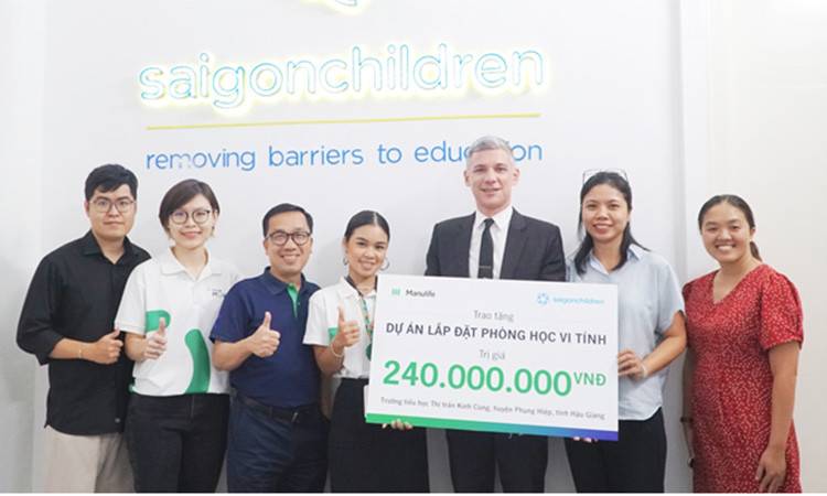 Tổ chức Saigon Children’s Charity thay mặt trường tiểu học Kính Cùng tiếp nhận khoản đóng góp từ đại diện Manulife Việt Nam