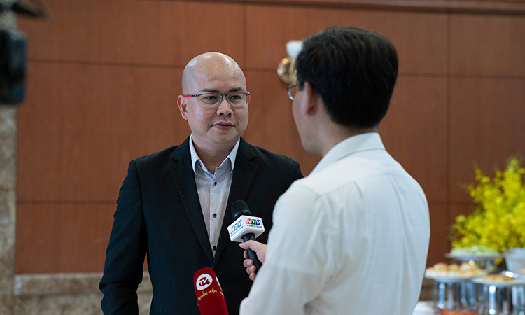 Ông Danny Võ Thành Đăng - Phó Chủ tịch Hiệp hội Doanh nhân Việt Nam ở nước ngoài trả lời phỏng vấn sau chương trình
