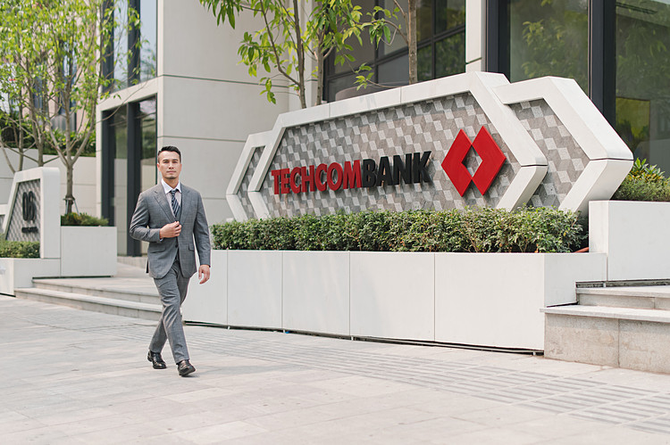 Techcombank vươn mình trở thành ngân hàng lớn thứ ba tại Việt Nam tính theo vốn điều lệ, với hơn 11,2 triệu khách hàng cá nhân và doanh nghiệp,
