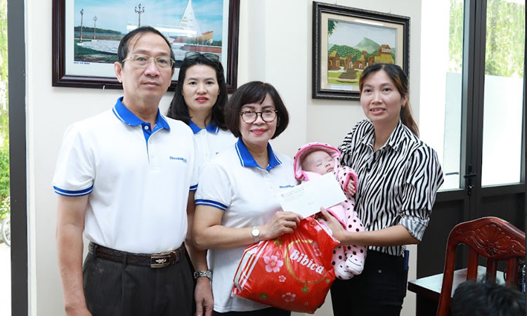 Đoàn thăm hỏi các em bé bị bỏ rơi tại Trung tâm bảo trợ xã hội tỉnh Lâm Đồng