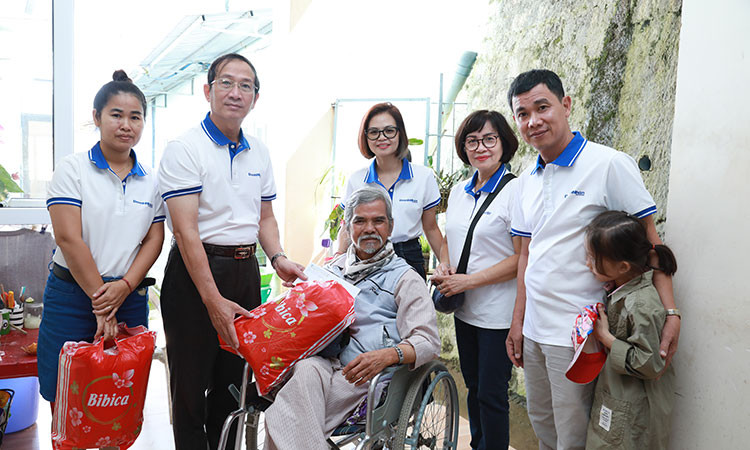 Các thành viên trong đoàn trao quà từ thiện cho người già tại Trung tâm bảo trợ xã hội tỉnh Lâm Đồng