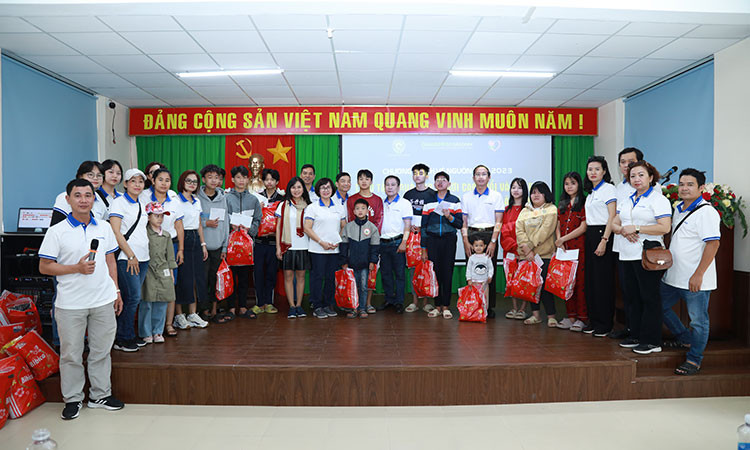 Các thành viên trong Đoàn trao quà cho các em nhỏ tại Trung tâm bảo trợ xã hội tỉnh Lâm Đồng