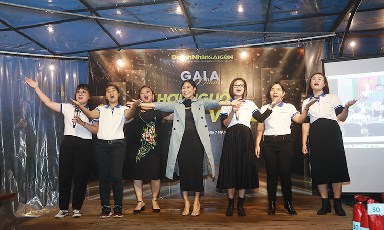Đêm gala Khơi nguồn khát vọng rực rỡ đầy sắc màu với những ca khúc ca ngợi quê hương, đất nước được các thành viên Tạp chí Doanh Nhân Sài Gòn thể hiện