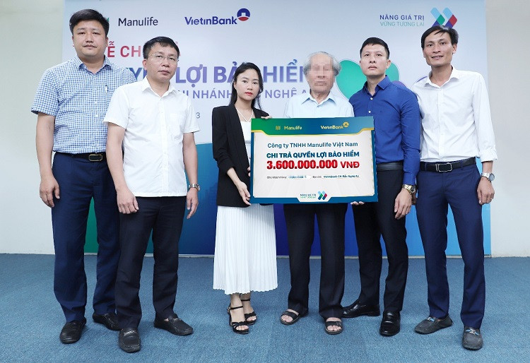 Manulife Việt Nam chi trả 3,6 tỷ đồng quyền lợi bảo hiểm cho khách hàng ở Nghệ An