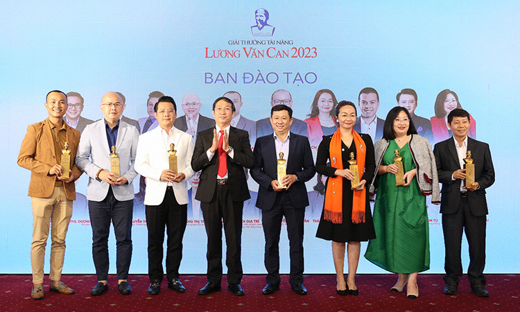 Tạp chí Doanh Nhân Sài Gòn tôn vinh các thành viên Ban cố vấn của giải thưởng