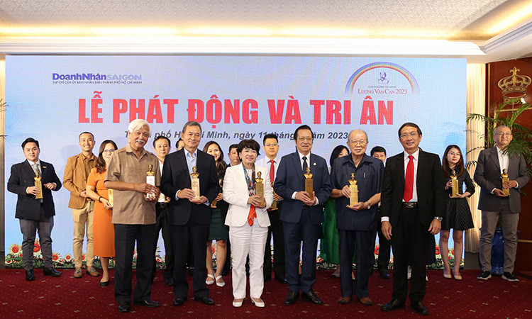 Tạp chí Doanh Nhân Sài Gòn tri ân các chuyên gia đã đồng hành cùng giải thưởng