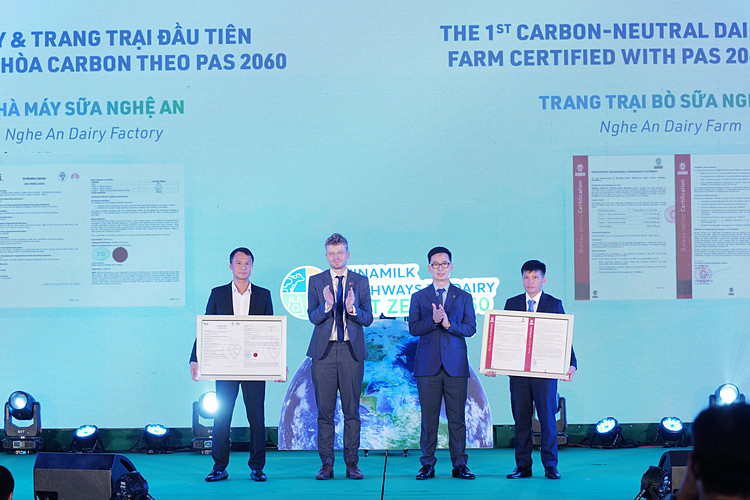 Vinamilk nhận chứng nhận Nhà máy và trang trại đạt trung hòa carbon theo tiêu chuẩn PAS 2060:2014