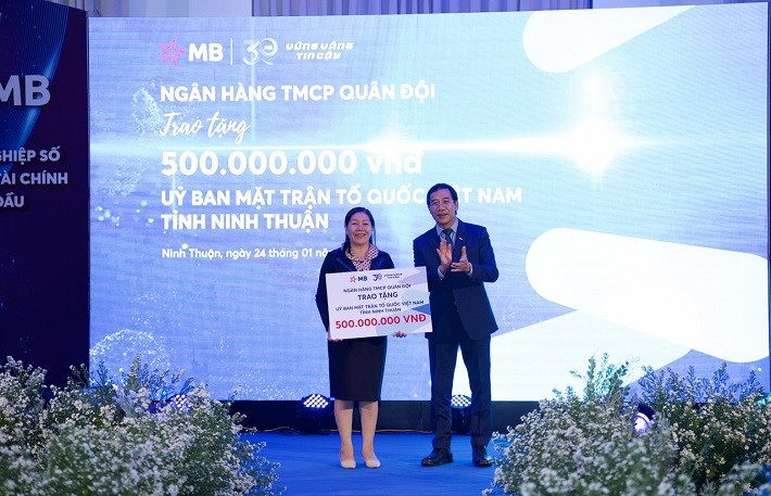 Ông Lưu Trung Thái, chủ tịch HĐQT MB (bên phải) trao tặng 500 triệu đồng tới Uỷ ban Mặt trận Tổ Quốc Việt Nam tỉnh Ninh Thuận