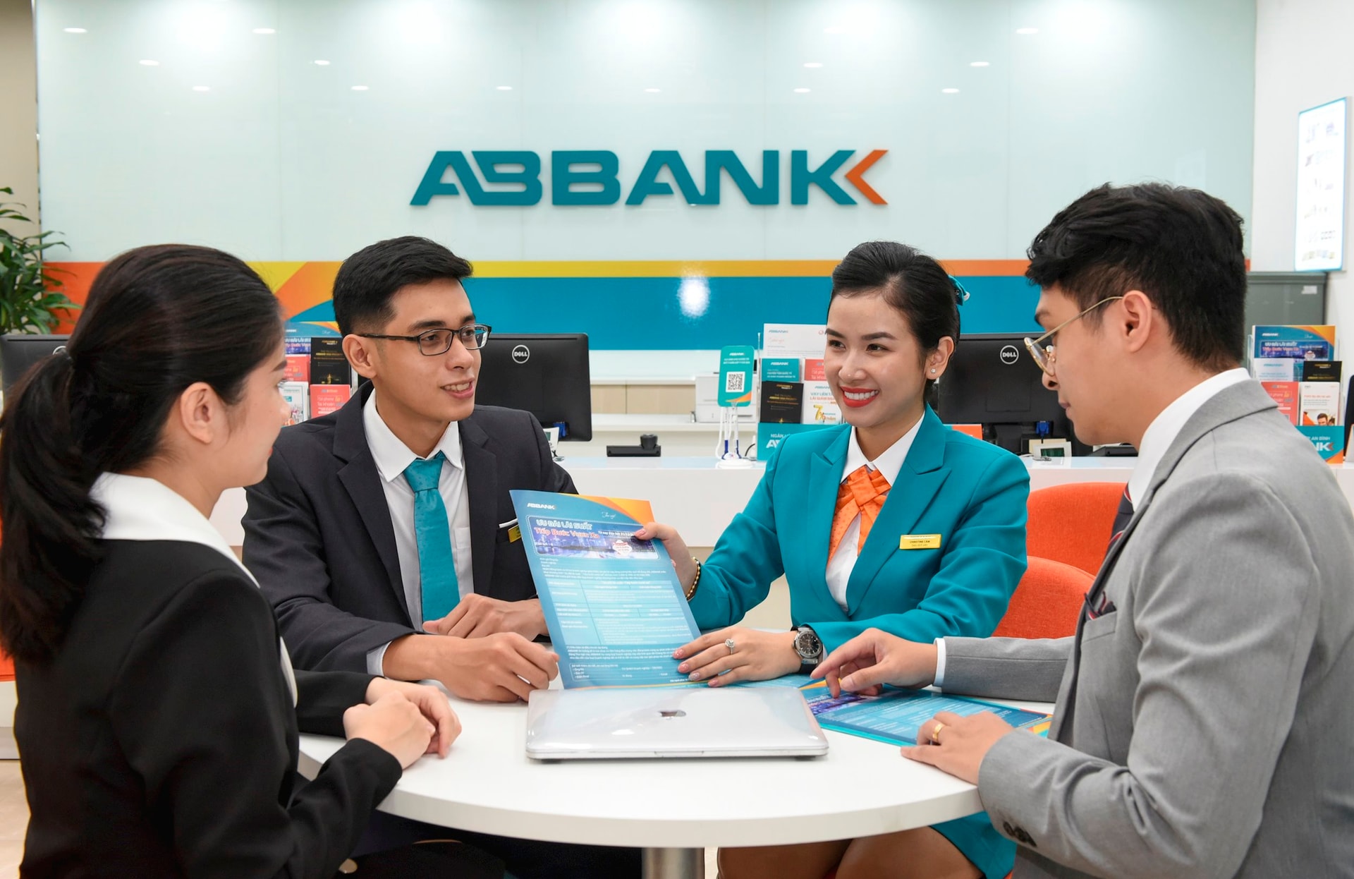 6.-abbank-tiep-can-khach-hang-theo-chieu-sau.jpg