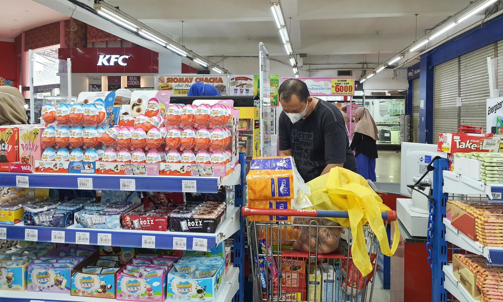 a-in-july-2022-people-are-waiting-in-line-at-the-cashier-of-a-supermarket-to-pay-for-the-necessities-they-bought-free-photo.jpeg