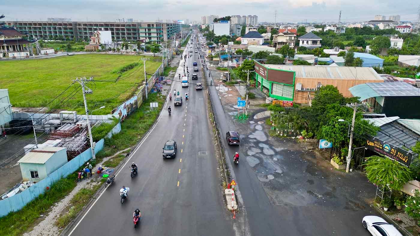 Đường Đỗ Xuân Hợp từ nút giao cao tốc đến cầu Nam Lý thi công dang dở. Ảnh: Hữu Chánh