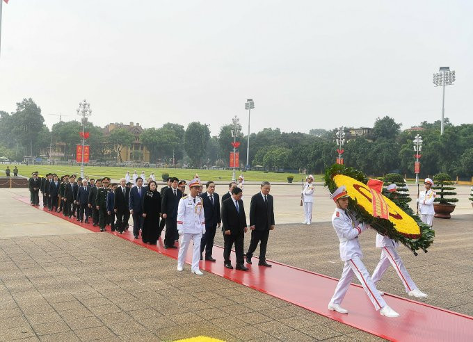 Đi đầu đoàn là Chủ tịch nước Tô Lâm và Thủ tướng Phạm Minh Chính. Ảnh:Hoàng Phong