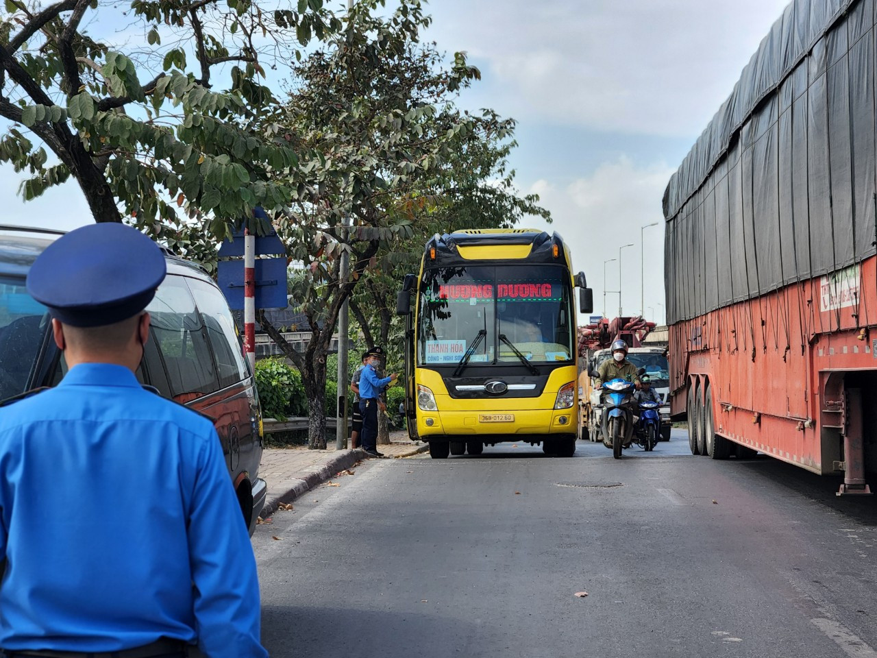 Yêu cầu mạnh tay xử lý xe dù bến cóc, xe bỏ bến chạy ngoài