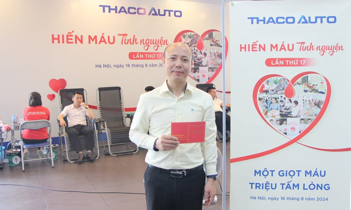 anh-bui-van-dung-tong-giam-doc-thaco-auto-peugeot-ha-noi-nhan-the-chung-nhan-sau-hien-mau-1-.jpg