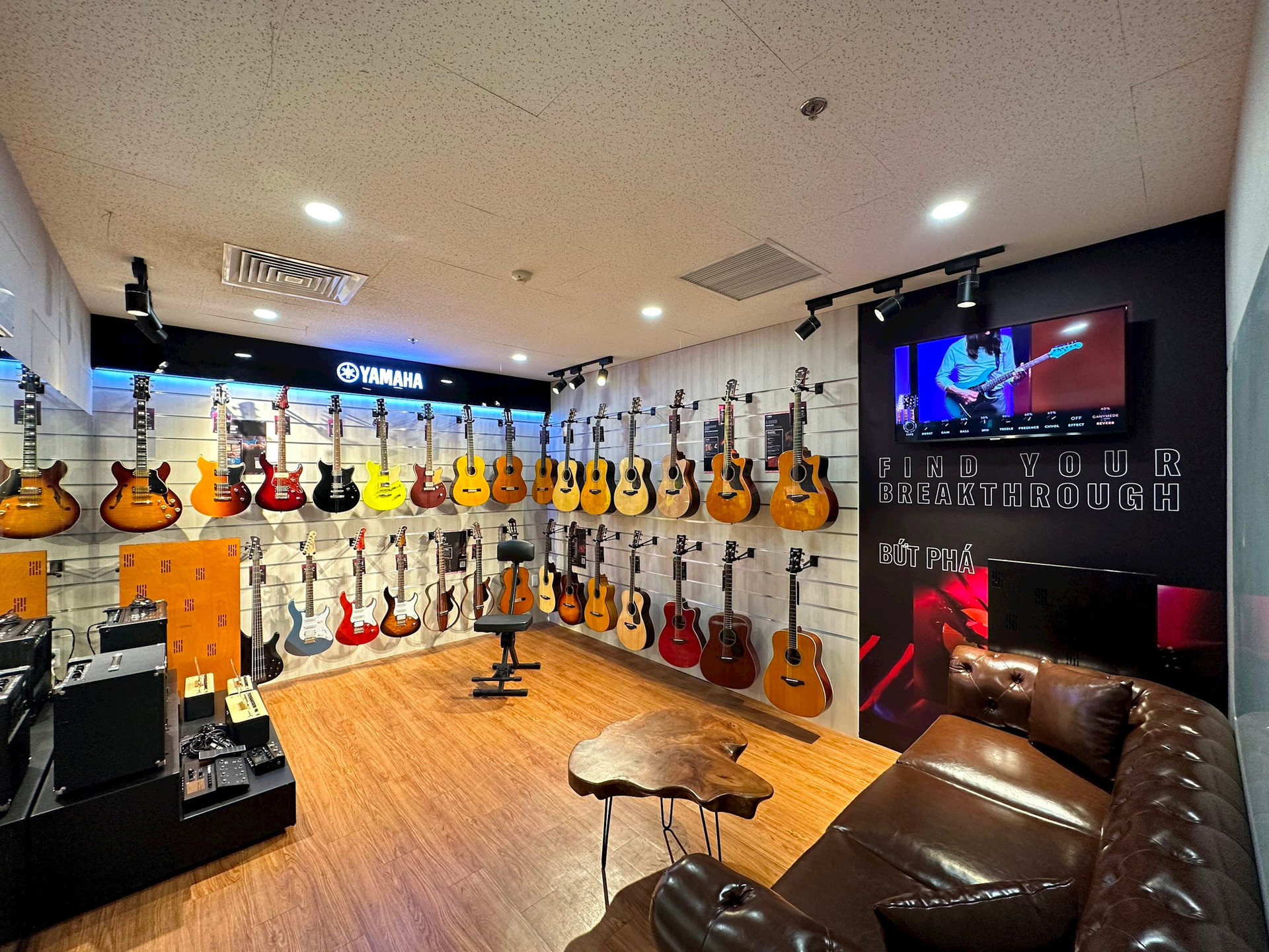 8.-phong-guitar-room-trong-cua-hang-am-nhac-yamaha-tai-aeon-mall-tan-phu-anh-yamaha-vietnam-.jpg