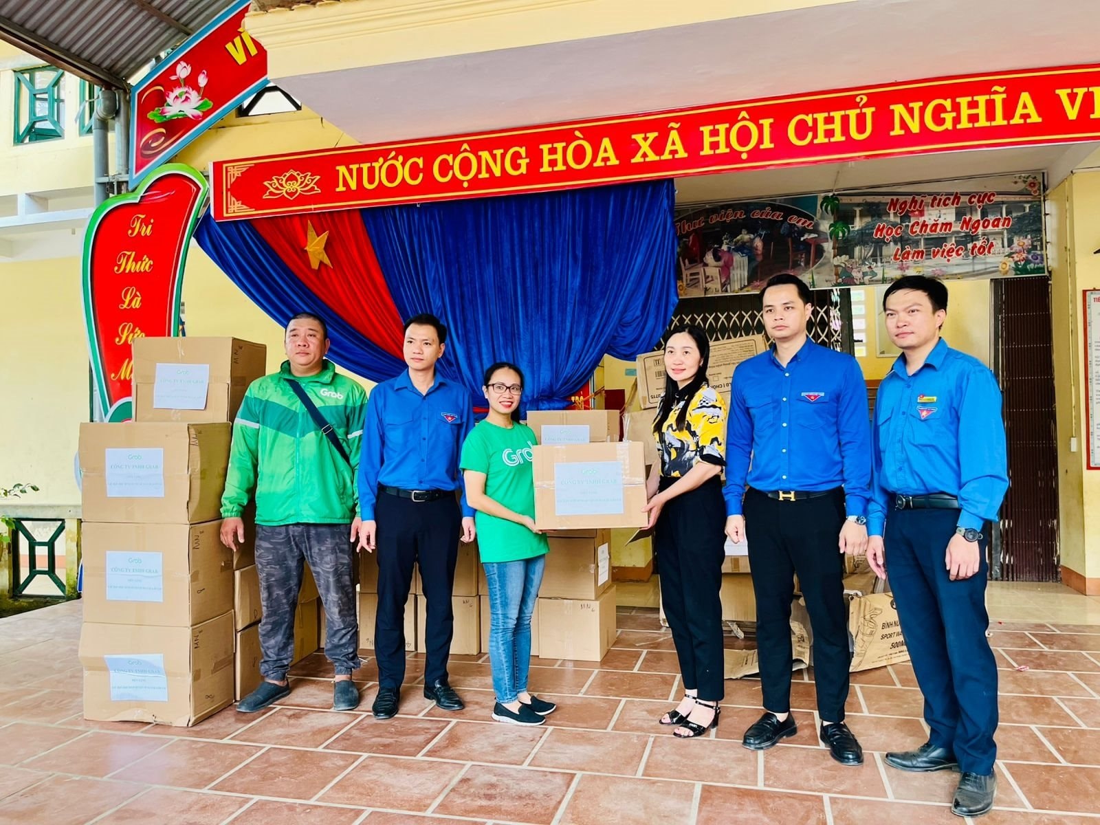 grab-viet-nam-phoi-hop-voi-trung-uong-doan-tncs-hcm-va-doan-tncs-hcm-tinh-lao-cai-mang-den-cac-phan-qua-cho-hoc-sinh-vung-bao-lu-2-.jpg