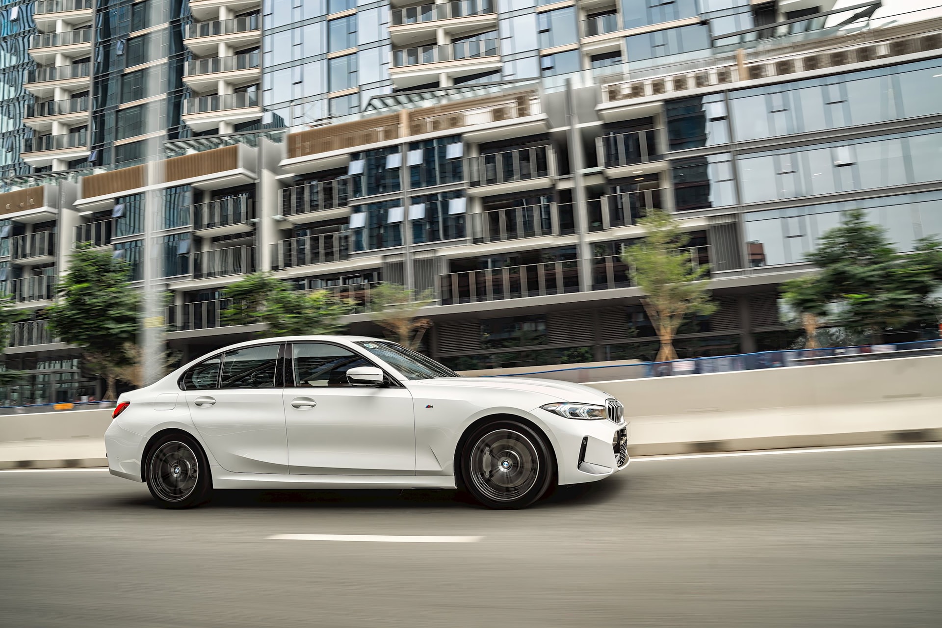 xe-bmw-lap-rap-van-duoc-huong-uu-dai-gia-tuong-duong-50_-phi-truoc-ba.jpg