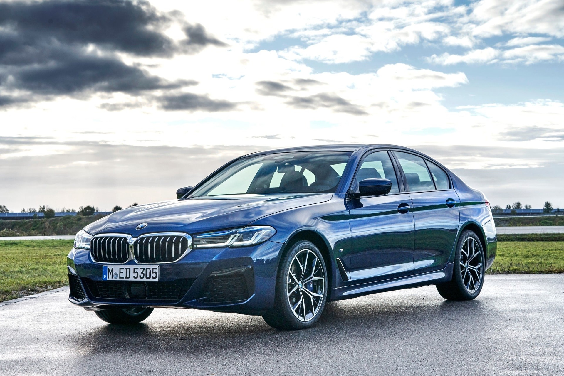 bmw-530i-m-sport-uu-dai-gan-300-trieu-dong.jpg