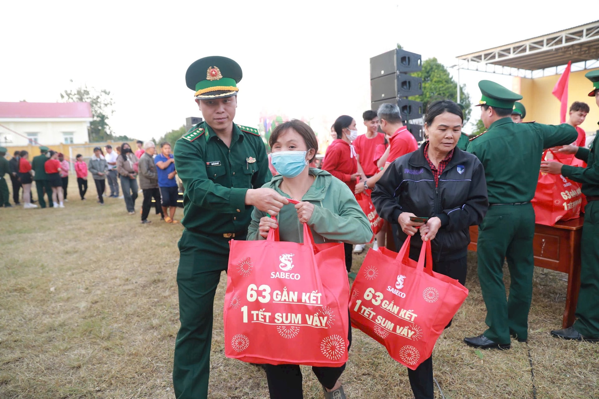 ngap-tran-trong-tieng-cuoi-va-su-han-hoan-sang-kien-63-gan-ket-1-tet-sum-vay-giup-thuc-day-sau-hon-quan-he-tot-dep-giua-sabeco-va-cong-dong.jpg