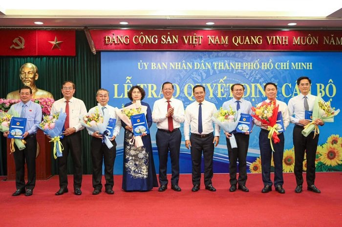 Ông Lâm Đình Thắng (thứ 3 từ phải qua) nhận quyết định bổ nhiệm làm Giám đốc Sở Khoa học và Công nghệ. Ảnh: Phương Quyên