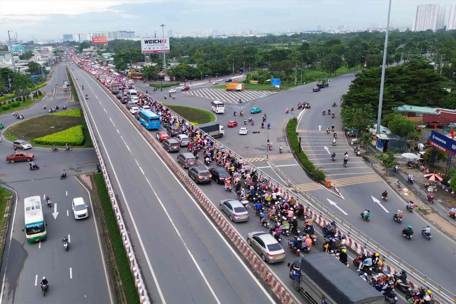 Trước tình trạng ùn trong ứ ngoài ngày càng nghiêm trọng, TPHCM đang cấp bách triển khai loạt dự án mở rộng đường, xây cầu các khu vực cửa ngõ để giảm tải áp lực giao thông. Trong đó, dự án cầu, đường Bình Tiên dài hơn 3 km, tổng mức đầu tư khoảng 6.218 tỉ đồng (riêng chi phí bồi thường, giải phóng mặt bằng khoảng 3.336 tỉ đồng) đang được xem xét đầu tư theo hình thức BOT (xây dựng - kinh doanh - chuyển giao).