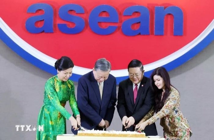 Tổng Bí thư Tô Lâm và Phu nhân cùng Tổng Thư ký ASEAN Kao Kim Hourn và Phu nhân cắt bánh chào mừng 30 năm Việt Nam gia nhập ASEAN. (Ảnh: Thống Nhất/TTXVN)