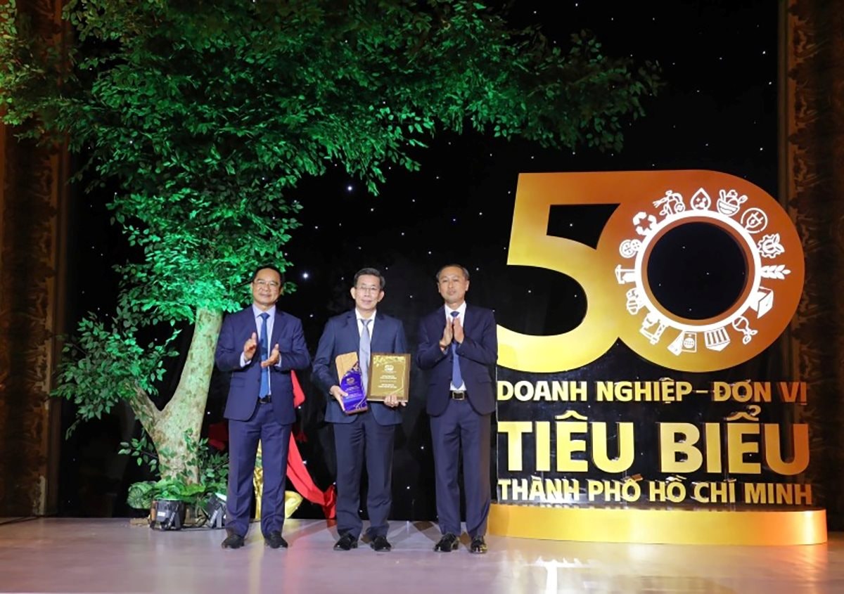 20250415154624_ueh_duoc_ton_vinh.jpg