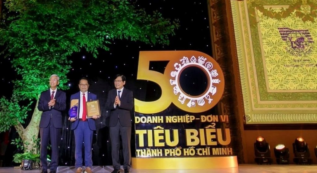 ong-nguyen-le-chon-tam-tong-giam-doc-cong-ty-co-phan-cang-sai-gon-nhan-bieu-trung-vinh-danh-50-doanh-nghiep-tieu-bieu.jpg
