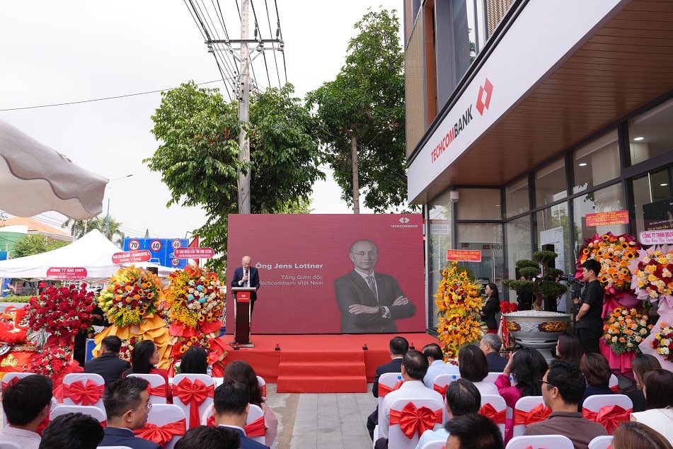 tgd-techcombank-phat-bieu-khai-truong.jpg