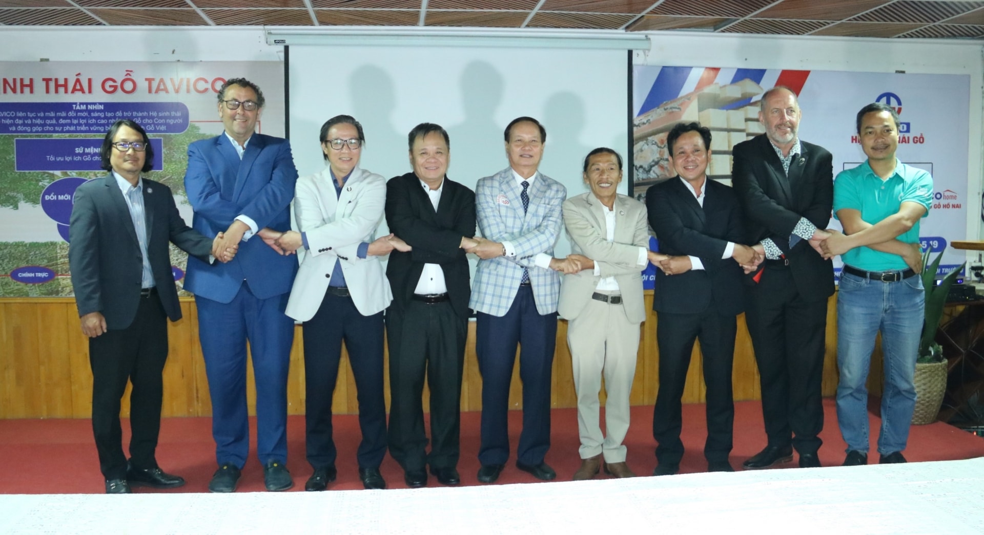 Ban chấp hành Chi hội ngành Gỗ xây dựng Thành phố Hồ Chí Minh ra mắt. Ảnh: Văn Gia