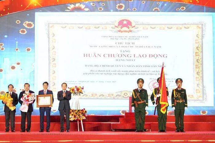  Trưởng Ban Chính sách và Chiến lược Trung ương Trần Lưu Quang trao Huân chương Lao động hạng Nhất cho tỉnh Tây Ninh 