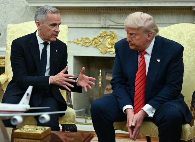 Thủ tướng Canada Mark Carney (trái) trao đổi với Tổng thống Mỹ Donald Trump tại Nhà Trắng ngày 6/5. Ảnh: AFP