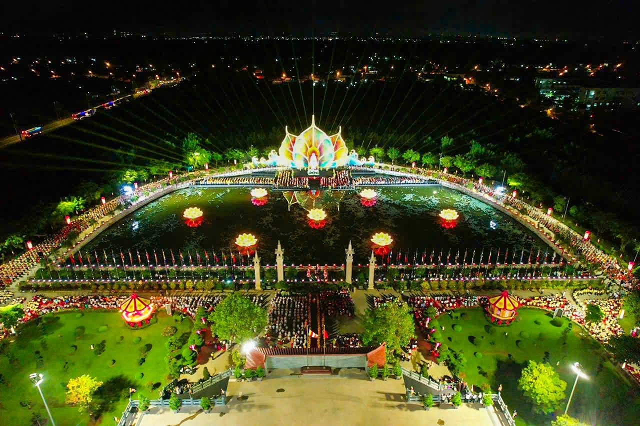 35.000 hoa đăng được thắp lên cầu nguyện hòa bình tại Đại lễ Vesak 2025
