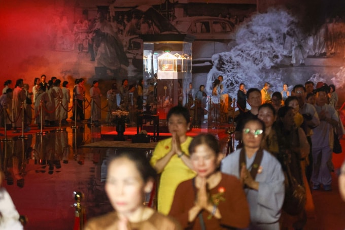 Người dân chờ chiêm bái xá lợi trái tim Bồ tát Thích Quảng Đức ở chùa Việt Nam Quốc Tự, ngày 6/5/2024. Ảnh: Quỳnh Trần
