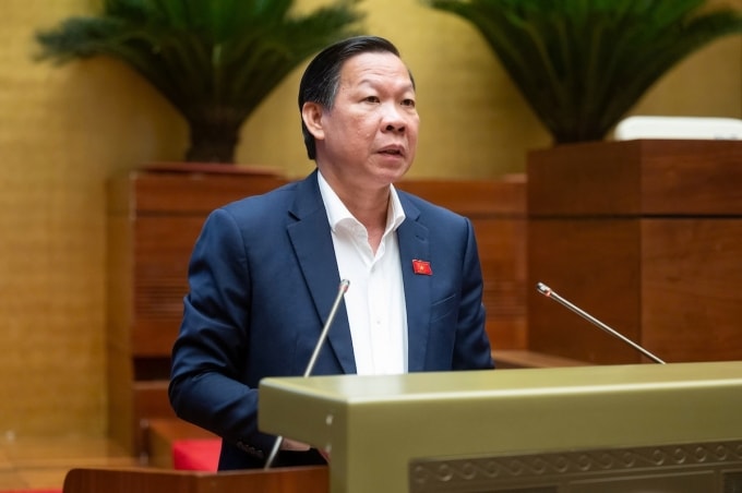Ông Phan Văn Mãi, Chủ nhiệm Ủy ban Kinh tế và Tài chính đọc báo cáo thẩm tra dự thảo Luật Doanh nghiệp (sửa đổi), ngày 9/5. Ảnh: Trung tâm báo chí Quốc hội