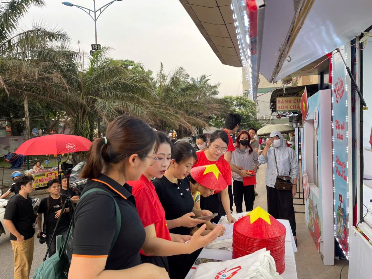 khach-hang-check-in-hanh-trinh-hanh-phuc.jpg