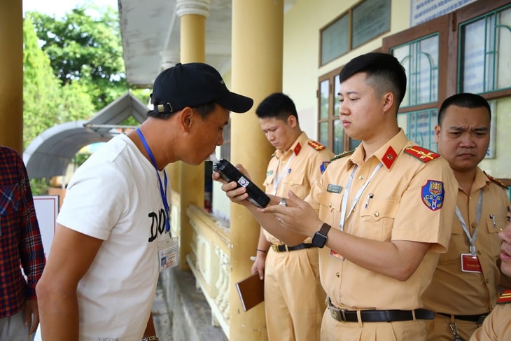 Công an đo nồng độ cồn học viên trước khi thi cấp bằng lái xe - Ảnh 1.