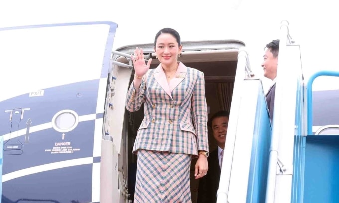Thủ tướng Paetongtarn Shinawatra rời chuyên cơ tại sân bay Nội Bài hôm nay. Ảnh: TTXVN