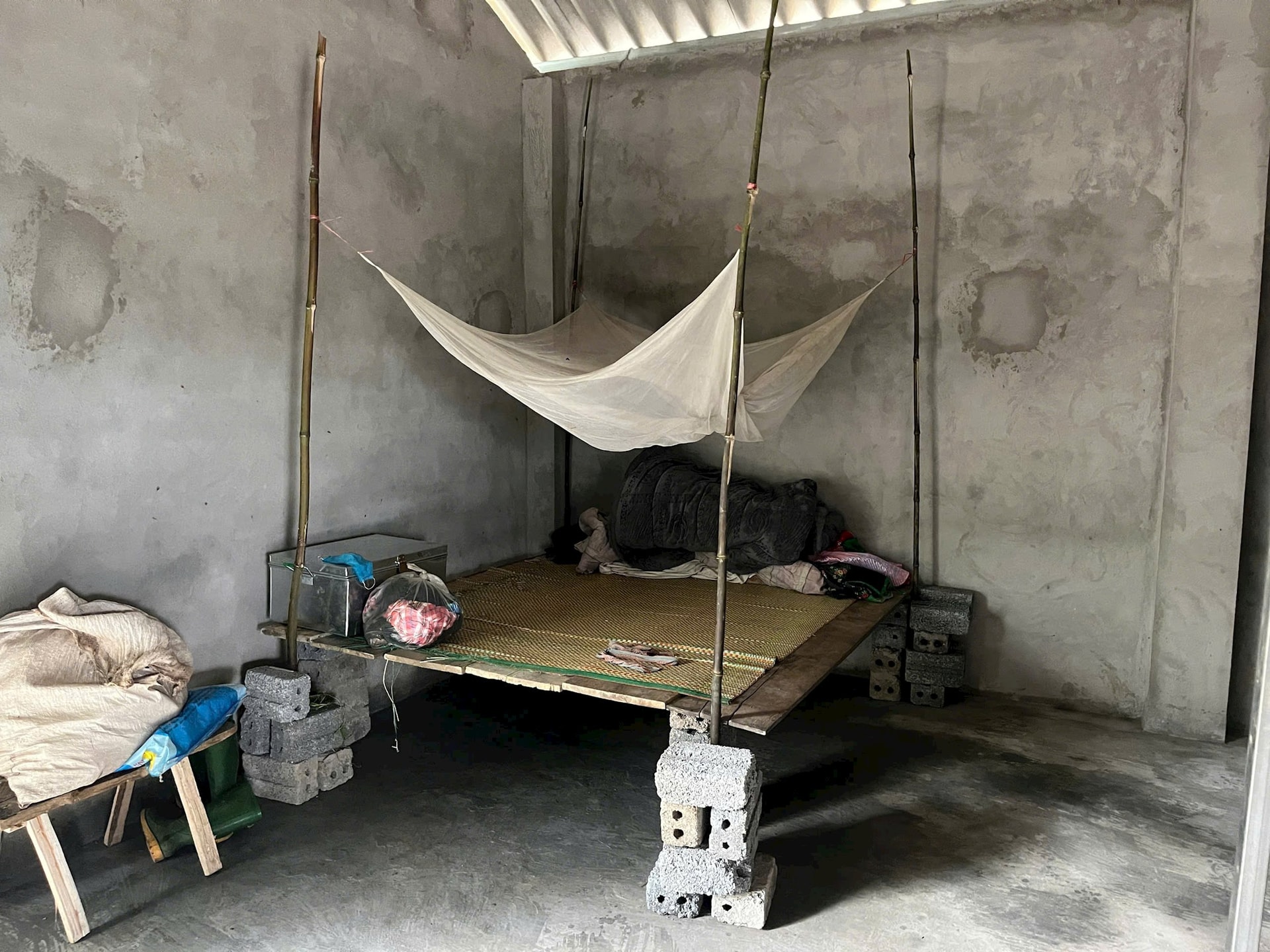 ben-trong-ngoi-nha-moi-a-ninh.jpg