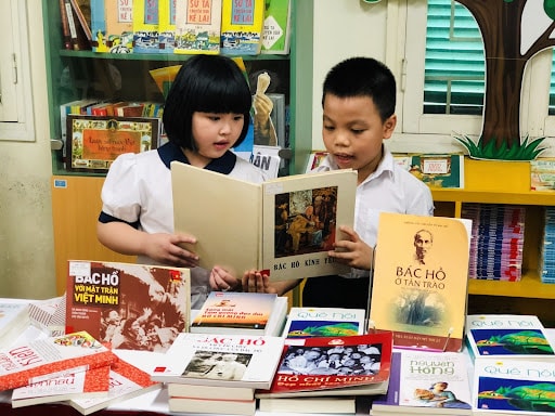 Triển lãm sách của thư viện trường Tiểu học Trưng Vương hướng đến 133 năm ngày sinh nhật Bác Hồ ...
