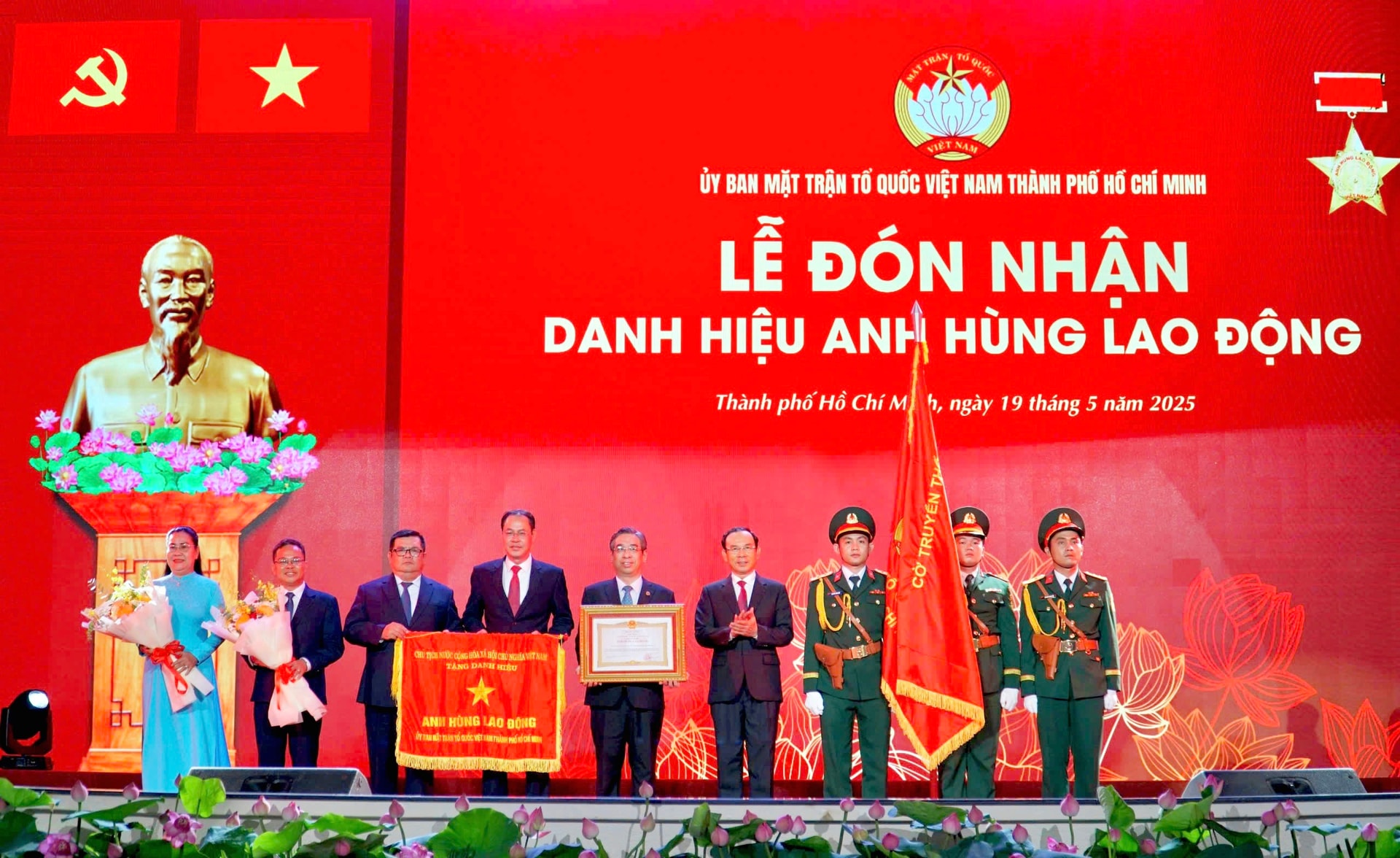 Ủy ban MTTQ Việt Nam TP.HCM đón nhận danh hiệu Anh hùng Lao động - Ảnh 1.