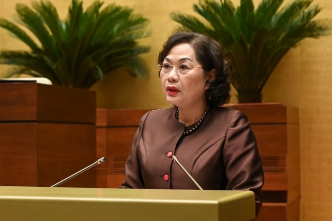 Thống đốc Ngân hàng Nhà nước Nguyễn Thị Hồng đọc tờ trình dự luật sửa đổi, bổ sung Luật Các tổ chức tín dụng, sáng 20/5. Ảnh: Trung tâm báo chí Quốc hội