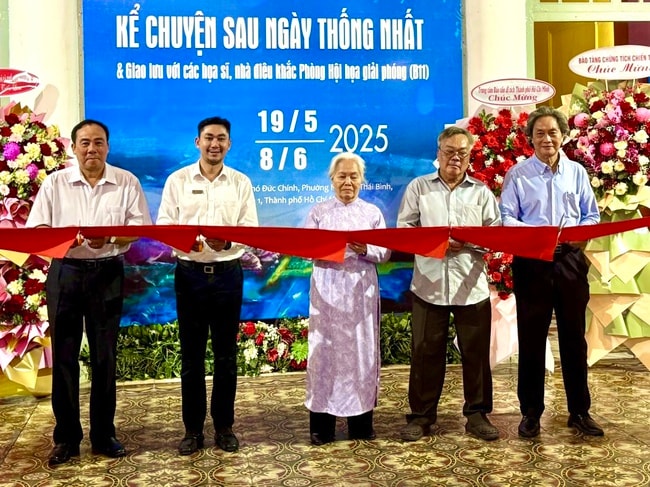 Khai mạc trưng bày “Kể chuyện sau ngày thống nhất” - Ảnh 1.