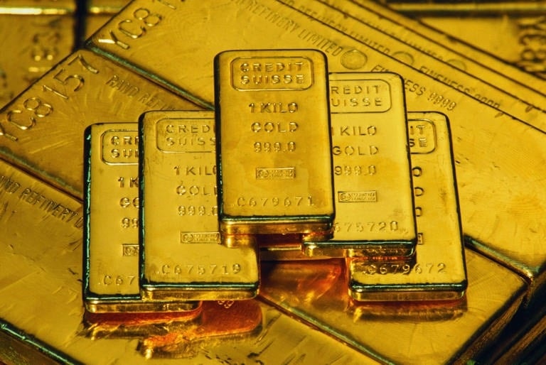 Giá vàng thế giới vượt mốc 3.300 USD