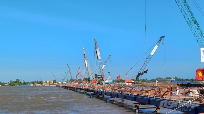 Khí thế khẩn trưởng trên công trường thi công cầu Đại Ngãi