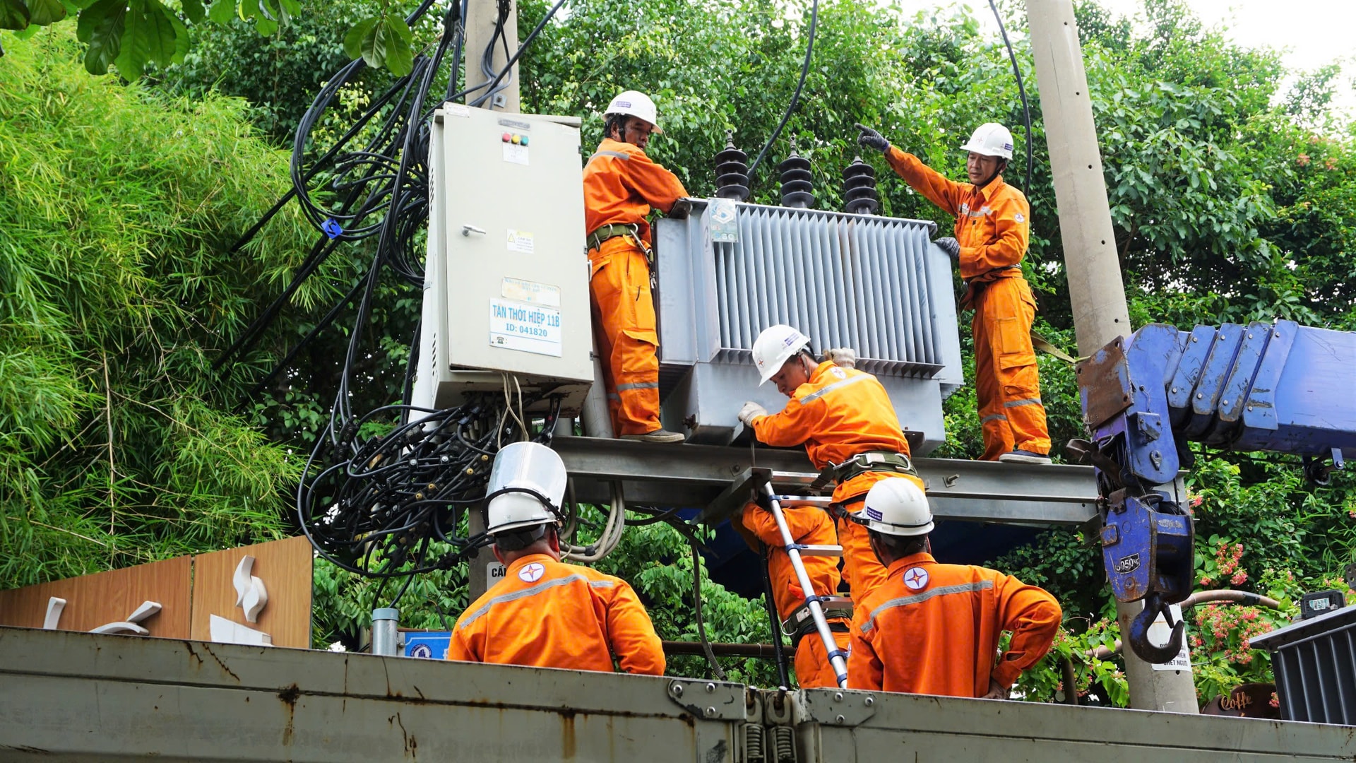 Ngành điện TP.HCM tăng cường an toàn điện mùa mưa, bão