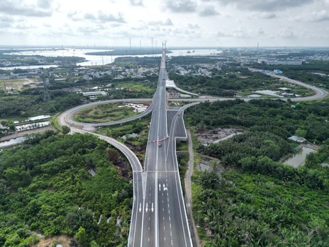 Nút giao Nguyễn Văn Tạo (huyện Nhà Bè) với cao tốc Bến Lức - Long Thành. Ảnh: Minh Tâm