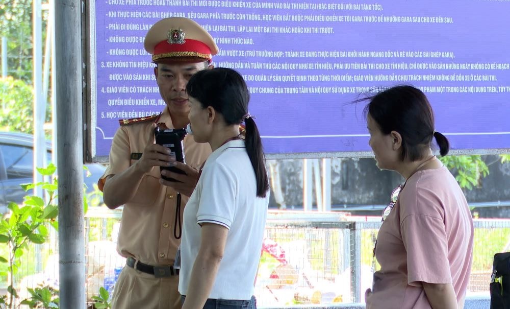 Kiểm tra nồng độ cồn của thí sinh trước khi vào sát hạch. Ảnh: Hàn Nguyên