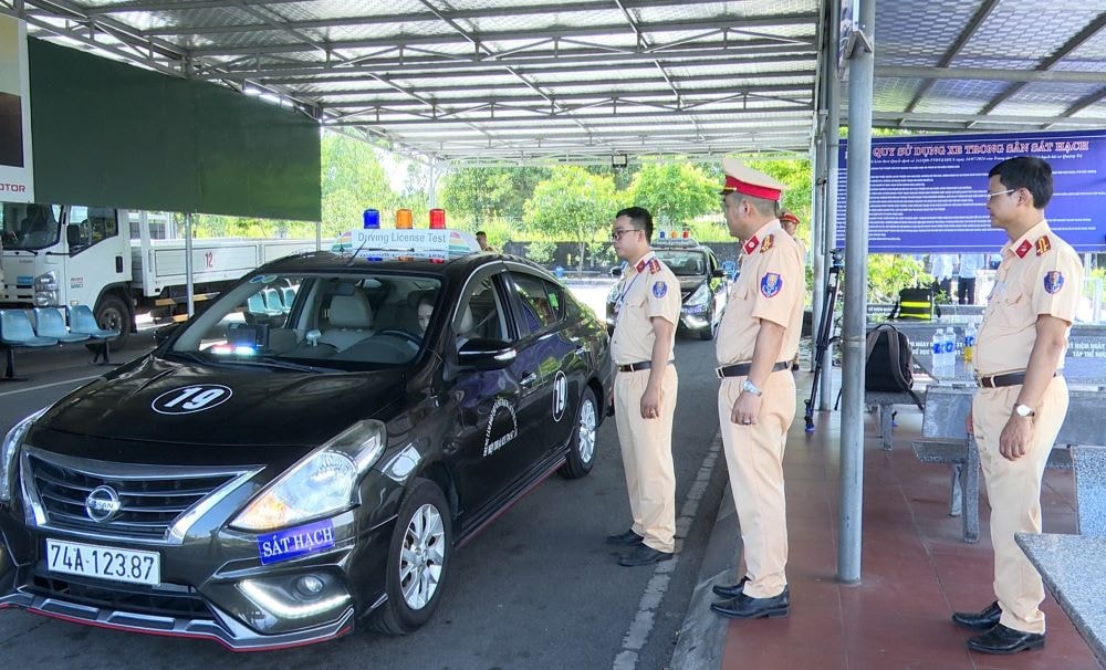 Công an Quảng Trị tổ chức kỳ sát hạch, cấp giấy phép lái xe đầu tiên