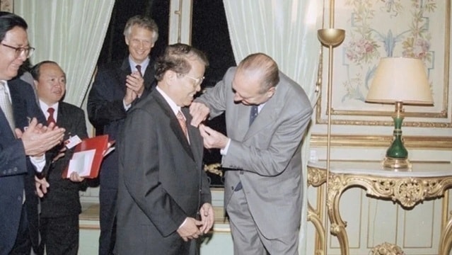 Tổng thống Pháp Jacques Chirac trao Huân chương Bắc đẩu bội tinh tặng Chủ tịch nước Trần Đức Lương (Paris, 28/10/2002). Ảnh: TTXVN